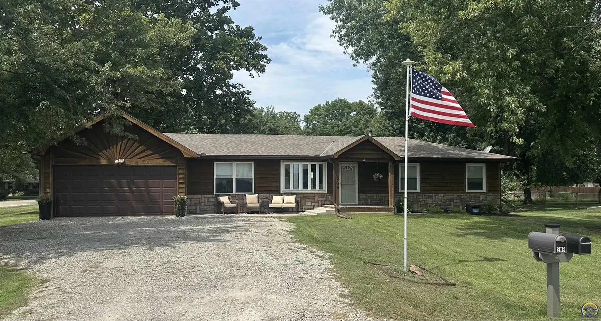 208 Willow LN, Perry, KS 66073