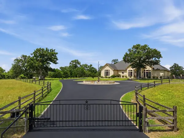 2936 FM 1704, Elgin, TX 78621