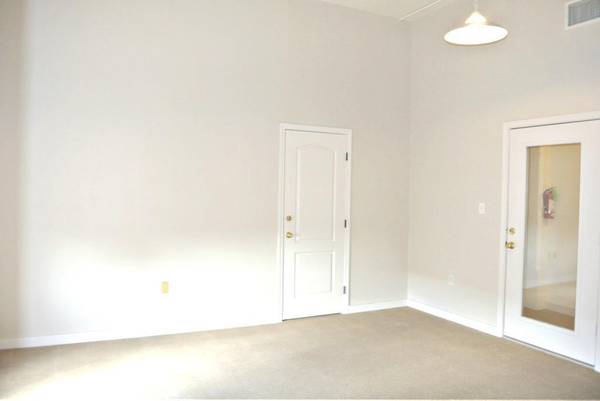 2 Depot SQ #C, Elgin, TX 78621