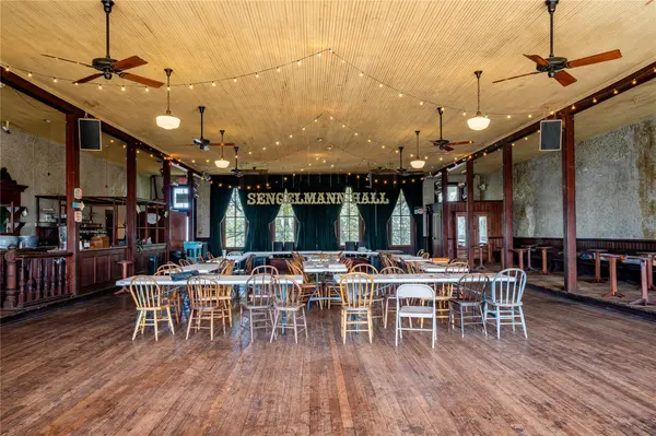 531 N Main ST, Schulenburg, TX 78956