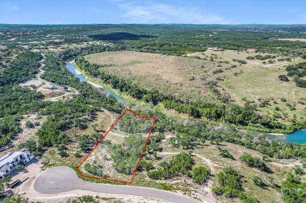 2038 Paradise PKWY, Canyon Lake, TX 78133
