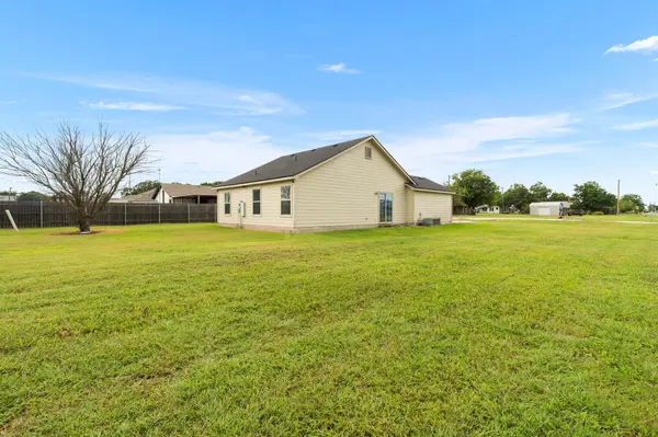 407 E Pietzsch ST, Bartlett, TX 76511