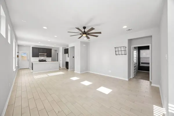 225 Unforgiven LN, Jarrell, TX 76537