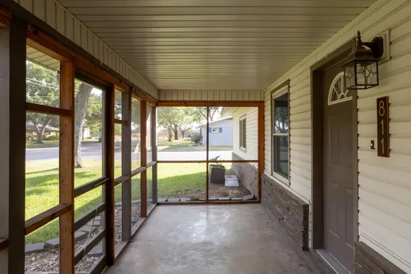 811 Nixon ST, Lockhart, TX 78644