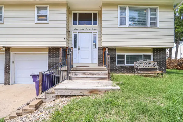 1925 Blue Hills RD, Manhattan, KS 66502