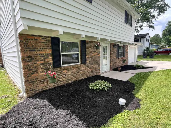 2536 Deerwood DR, Fort Wayne, IN 46825-3918