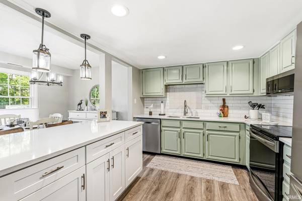 1077 Greenleaf BLVD, Elkhart, IN 46514