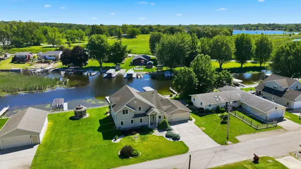 100 Lane 880 Snow Lake DR, Fremont, IN 46737