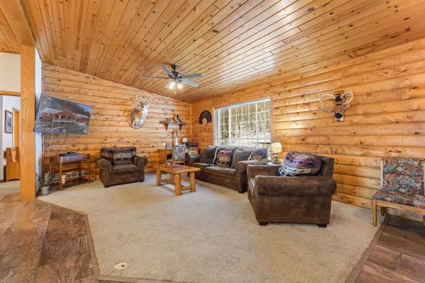 1411 Great River Road, Lansing, IA 52151