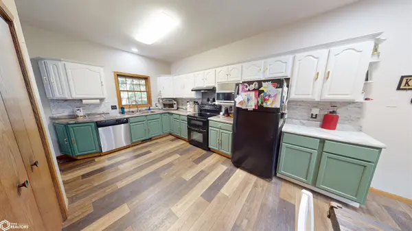 1608 Woodside CIR, Fairfield, IA 52556