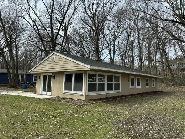4609 Bear LN, Valparaiso, IN 46383