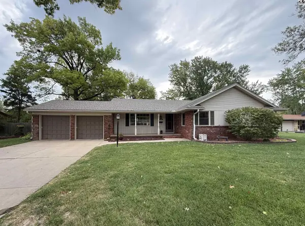 2608 Derenda Dr, Hutchinson, KS 67502
