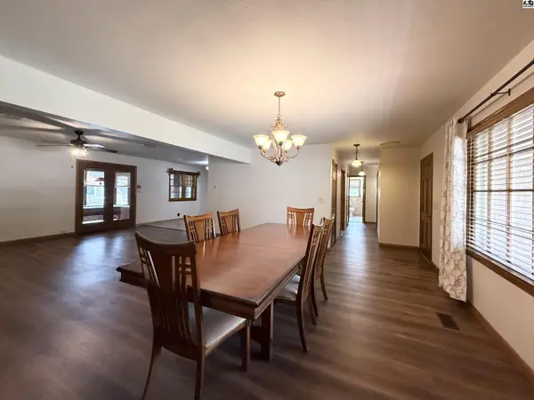 2608 Derenda Dr, Hutchinson, KS 67502