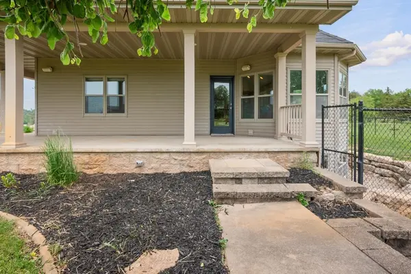 8120 CHALLENGER DR, Neenah, WI 54956