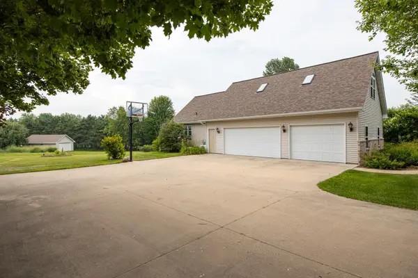 E9051 ROCKY MOUNTAIN DR, New London, WI 54961