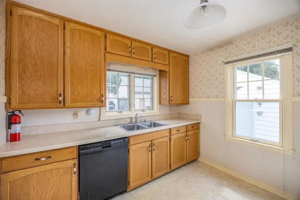 1609 W MURDOCK AVE, Oshkosh, WI 54901-2126