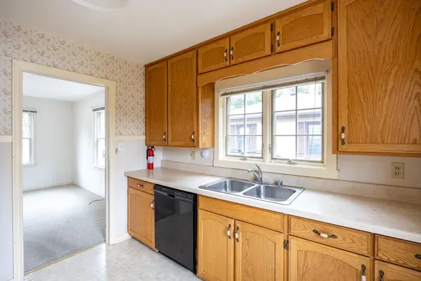 1609 W MURDOCK AVE, Oshkosh, WI 54901-2126
