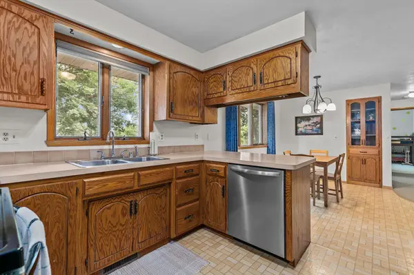 1400 S CHICKADEE LN, Appleton, WI 54915-4066