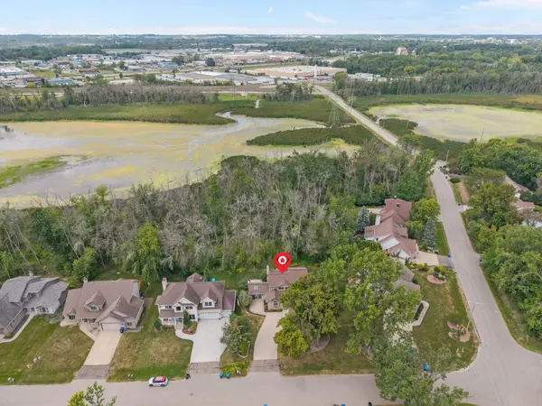 2238 WOODLAWN LN, Appleton, WI 54914