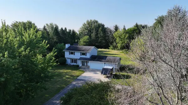 W9355 COUNTRY COVE LN, Hortonville, WI 54944