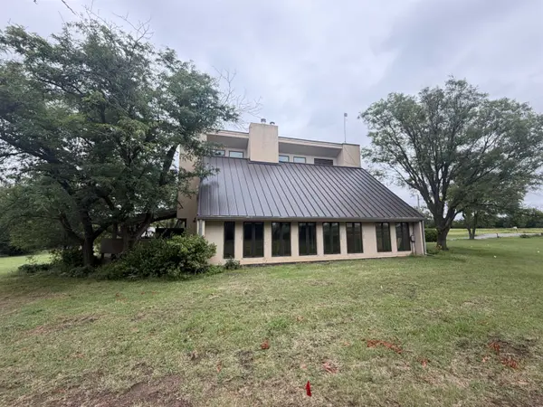 399 S Seneca, Wellington, KS 67152