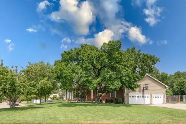 114 W Woodland Ct, Mulvane, KS 67110