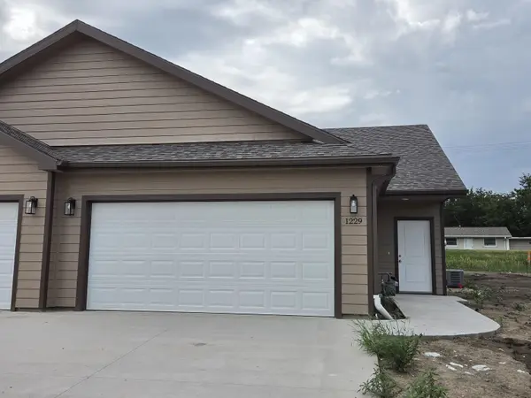 1229 Lindbergh Ln, Salina, KS 67401