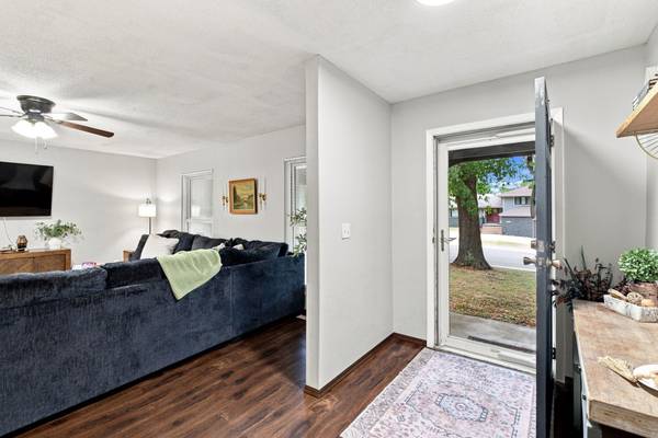925 E Wedgewood Dr, Derby, KS 67037-1945