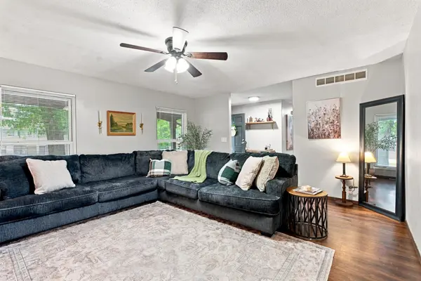 925 E Wedgewood Dr, Derby, KS 67037-1945