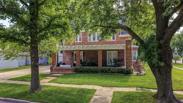 902 E 8th Ave, Winfield, KS 67156