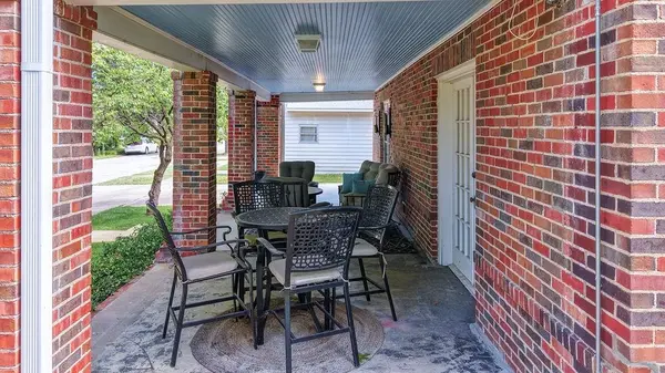 902 E 8th Ave, Winfield, KS 67156