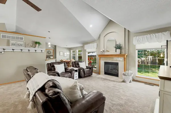 8 E 2nd St Cir, Valley Center, KS 67147