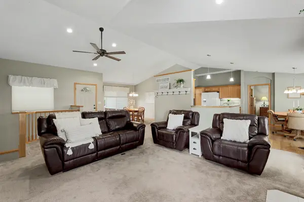 8 E 2nd St Cir, Valley Center, KS 67147