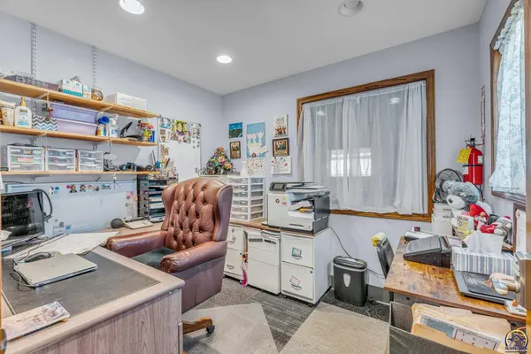 109 E Railroad Ave, Silver Lake, KS 66539