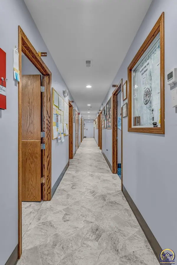 109 E Railroad Ave, Silver Lake, KS 66539