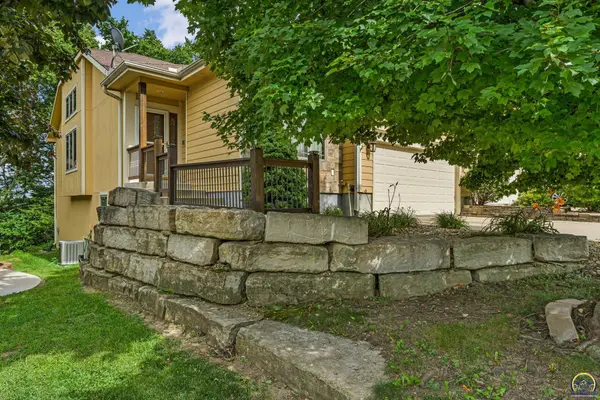 1106 SW Red Oaks CT, Topeka, KS 66615