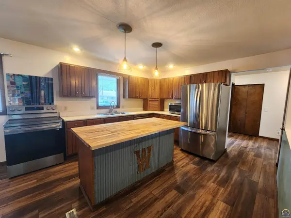 2008 Meadowlark LN, Emporia, KS 66801