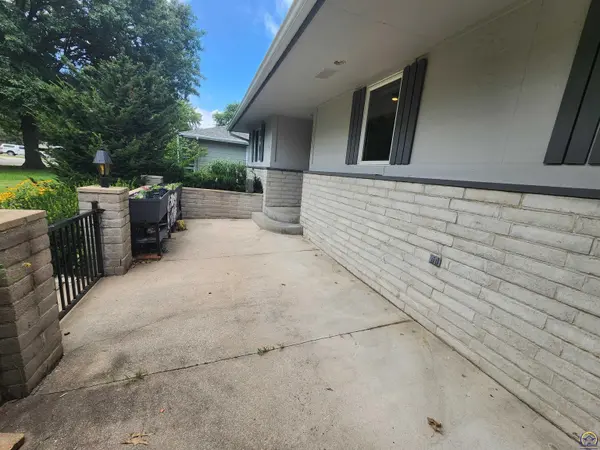 2008 Meadowlark LN, Emporia, KS 66801