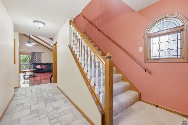 2611 SW Golf View DR, Topeka, KS 66614