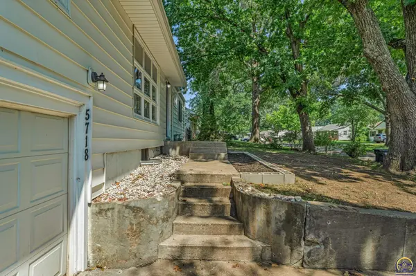 5718 SW 14th ST, Topeka, KS 66604