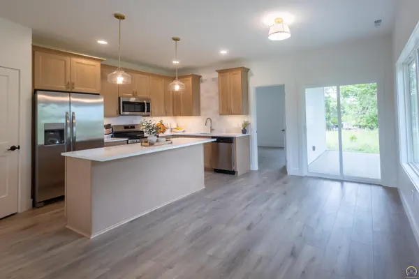 8711 Willow LN, Ozawkie, KS 66070