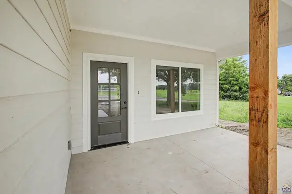 8711 Willow LN, Ozawkie, KS 66070