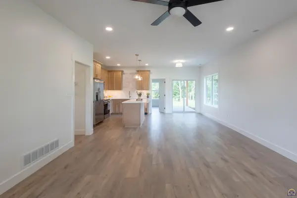 8711 Willow LN, Ozawkie, KS 66070