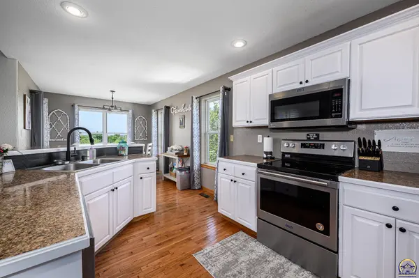 10037 Greenview DR, Meriden, KS 66512