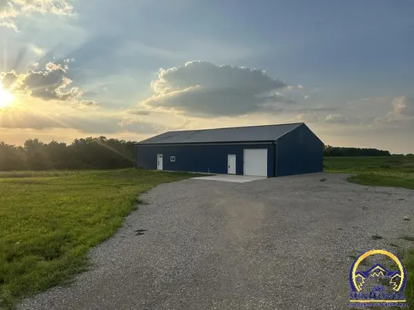 10594 86th St, Oskaloosa, KS 66066