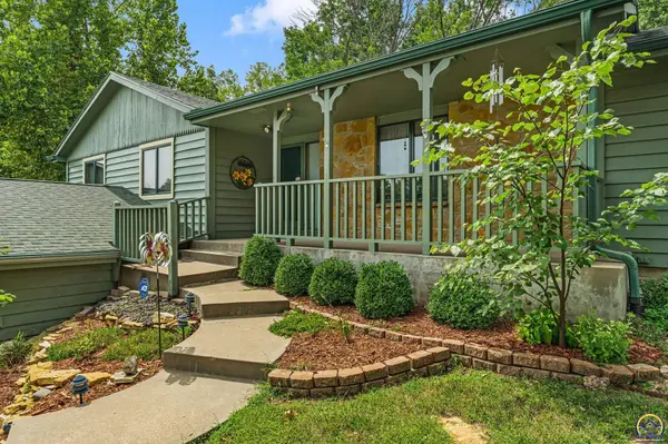 2211 SW Alameda CT, Topeka, KS 66614
