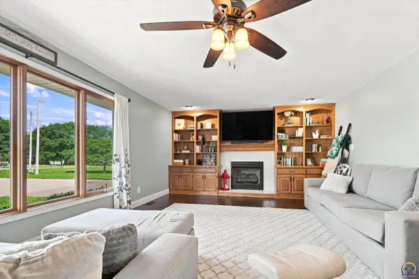 848 SE Baldwin RD, Topeka, KS 66607