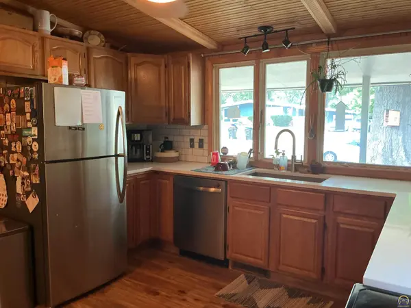 1655 SW 28th TER, Topeka, KS 66611