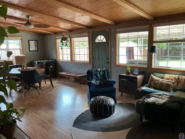 1655 SW 28th TER, Topeka, KS 66611