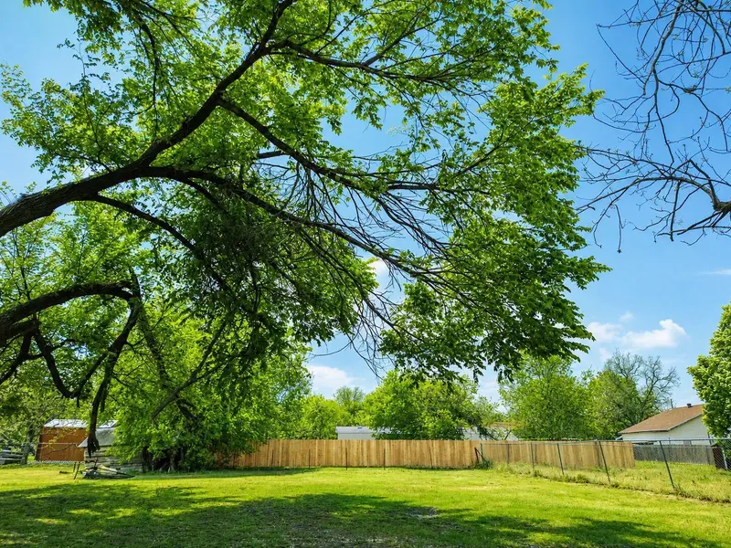 303 E Wolf ST, Granger, TX 76530